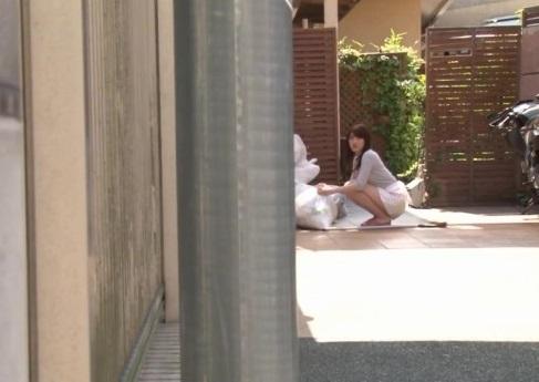 飯岡かなこ＜人妻NTR＞人見知りの隣に住む美人妻が僕が捨てたAVをスカートの中に隠して持ち帰り、オナニーしているのを見てしまった！