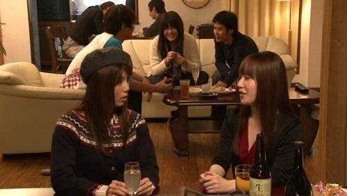 【彼女の友達NTR】みんなが居ても関係ない！どさくさに紛れて彼女の友達とこっそりやる！