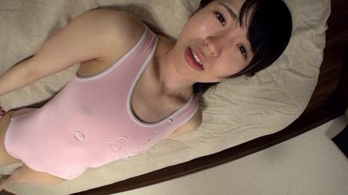 いつも着ているスク水を持参してセックスしたいという彼女。デカちんぽをスク水にねじり込まれると、敏感に感じまくる！【スク水の美少女をねぶり尽くす ゆりか】
