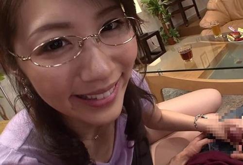 宮瀬リコ＜友人の妻はドスケベ家庭教師＞大学受験に失敗し、二浪中の哲郎。それを見かねた父は以前家庭教師をしていたという同僚の妻、リコに家庭教師をお願いする。