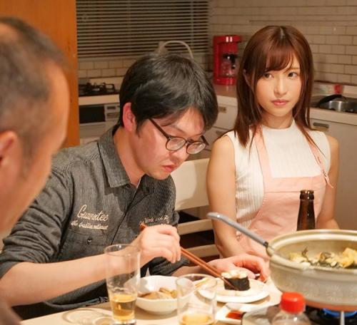 天使もえ＜夫のすぐ傍で義父に犯される若妻＞義父は強烈に欲情し彼女の下着の匂いを嗅ぎながら自慰行為にふけたところをもえに見つかってしまう。