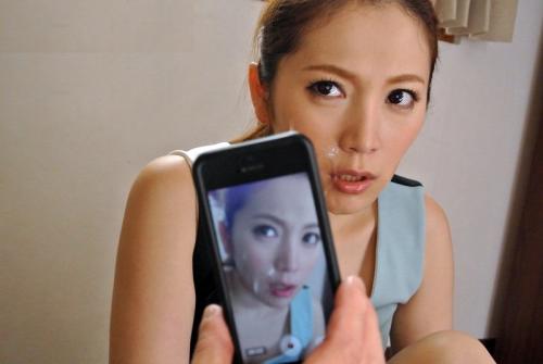 小川あさ美＜人妻NTR＞上司と結婚し、夫の仕事も順調で幸せな日々を過ごしていた。しかし家に一人きりになったある日、突如自宅に押し入った暴漢にレ●プされてしまう。