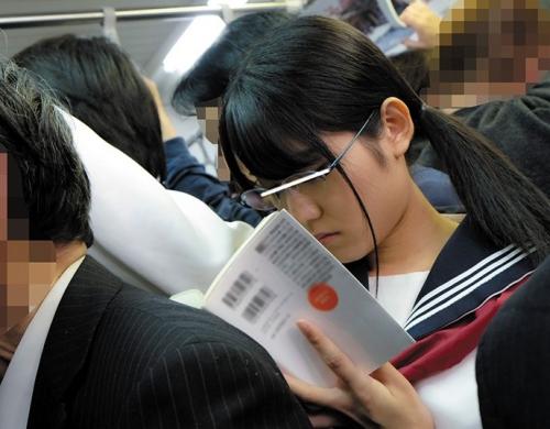 【痴漢】乳首を異様にこねくり回す痴漢！　乳首こねくり回し感じまくり電車痴漢