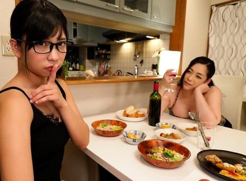 高杉麻里＊痴女＊「ねぇ、私ならナマで中出ししてもいいよ」耳元でこっそり誘惑する小悪魔！ママの浮気相手を、友達の彼氏を、友達が気になっている先生を、そして親友に寝取られた元彼を！！他の女のモノが欲しくなって寝取りに行く…至近距離に彼女がいるのに耳元でコソコソ口説いてくるささやき誘惑中出し 高杉麻里