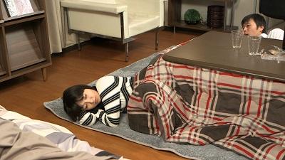 【兄貴の彼女NTR】バレないようにこたつでセクハラ！こたつで兄貴の彼女が寝てたので我慢できずにこっそりやっちゃう。