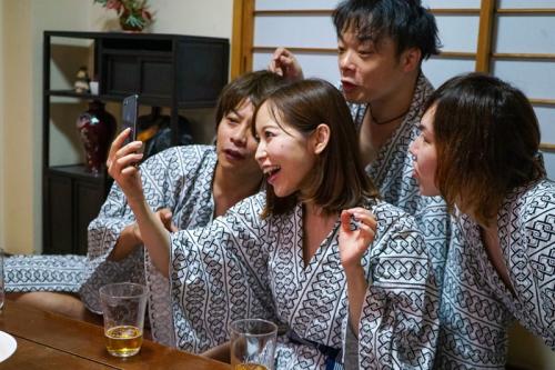篠田ゆう＜人妻NTR＞「ウェーイww旦那さんコンバンワwww見てるぅ？w一人で寂しくない？w」寝取られ社員旅行 女上司と一発ヤリたがる部下達にどんどん飲まされ泥酔した妻 僕とビデオ通話してる最中に中出しされていたなんて…