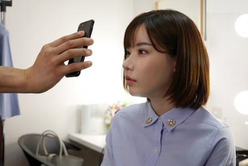 深田えいみ＜女子アナ洗脳＞「どんな相手でも画面を見せるだけで支配できる」という、アプリ。男は絶対に手が届かない人気局アナを手に入れる。
