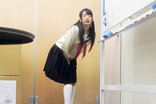 JK＊おもらし＊モニタリング　下校中の女子○生に声をかけて新開発のスポーツドリンク試飲モニターのアルバイトに勧誘！鍵をかけたマジックミラーの密室に放置プレイし、オシッコ我慢の様子を完全モニタリング！