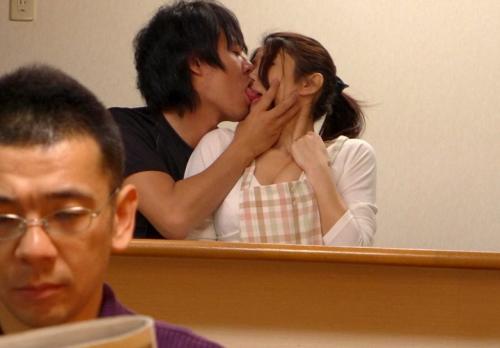 篠田あゆみ＜義母奴隷＞「3年で浮気かよ。前の旦那ならヤってもいいのかよ！」父親の前で義母を犯す義息子に調教され続ける！