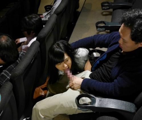 小倉奈々＜映画館痴漢＞招待された映画館で突然の痴漢！オフィスでは上司から脅されて更なる陵辱輪姦映像の撮影！