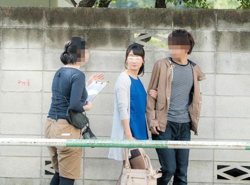 素人＜モニタリング痴漢＞彼氏を別室に待たせ、彼女は見知らぬ男と1時間添い寝！息を荒げて近づく男は股間をまさぐり勃起チ○ポを取り出し彼女に擦り付ける！