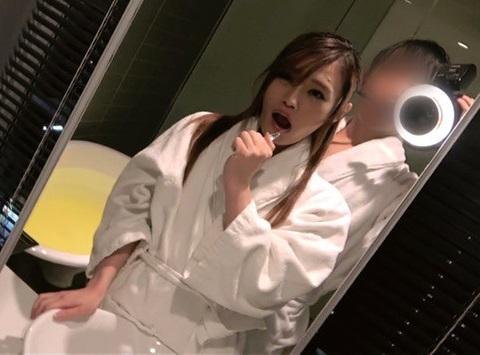 «素人ハメ撮り»「撮られてると興奮する（笑）」ヤリマン先生は若いカラダが大好物☆ハメ撮りをおねだりして中出しSEXに突入～！