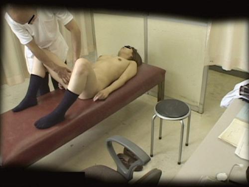 ＊JC＊いたずら＊盗撮＜学校指定医師より投稿＞ウソの検査結果で大病だと脅す小児科医師。治療を嘆願する少女に医師は目をつぶらせ治療と称してセックスをする。【学校指定医師より投稿 小児科医師による中○生セックス治療映像 7】