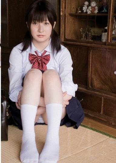 図書委員 みみ C-カップ 雪のような真っ白な肌。 目も虚ろに生ハメにアエギまくる姿はホントにエロイです。