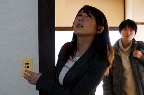 飛鳥りん＜人妻NTR＞「あなた、今夜は遅くなりそうです―。」不動産屋で働いていたが、紹介したアパートでトラブルが発生。青年と二人きりの気まずい時間が流れると青年はりんに欲情してしまう。