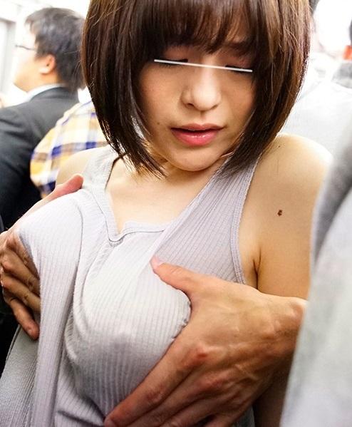 ＜電車痴漢＞満員電車で狙われた女子大生たち。強引にブラジャーを没収すると服の中に手を入れて過敏な乳首をこねくり回し痴漢