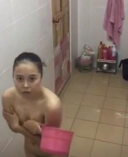 お風呂を盗撮してたらバレちゃった！短く悲鳴をあげる女の子！！