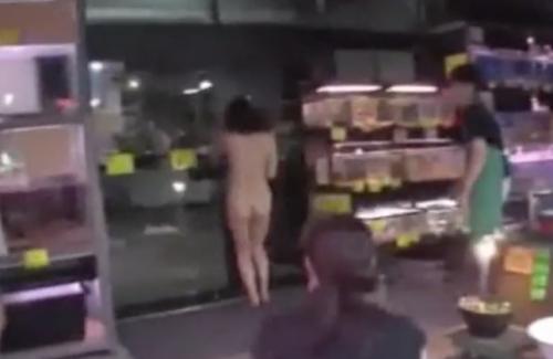 お店の中に全裸で放置プレイされちゃった女の子☆店員さんに見つかり追いかけられる！