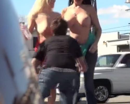 外国人女性二人組みが男に襲われおっぱいポロリ！