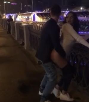 【 青姦 】観光地で見せつけるようにセックス☆徐々に集まる人々ｗ！！！