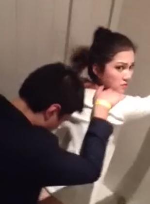 【 盗撮バレ 】トイレでバコバコ気持ちよさそうな女の子☆盗撮に気づき隠れちゃう！！！