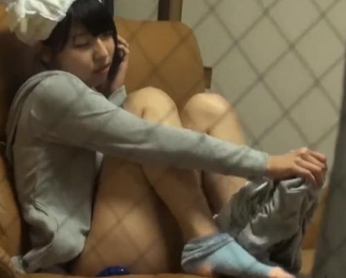 電話しながら何故かズボンを脱ぎだす女の子☆予想通りにマ○コをいじりだす！！