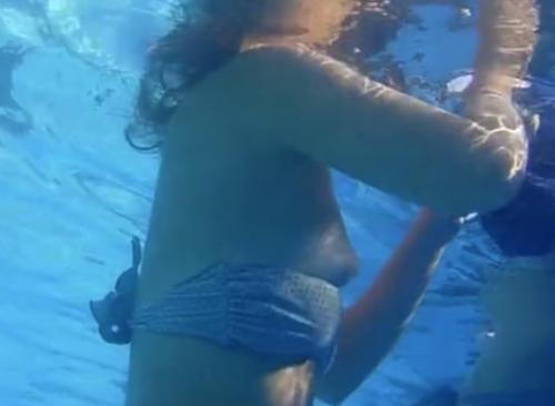 潜った拍子に水着がズレておっぱい丸出しになっちゃう白人女性！