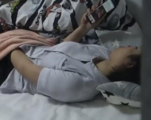 【 盗撮 】スマホを見ながらマ○コいじりオナニー☆びちょびちょの手でスマホを触っちゃう！！！