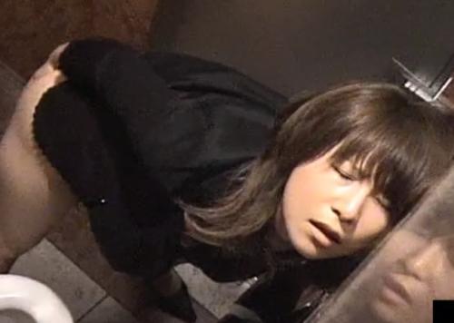 仕切りの上からオナニー盗撮☆おケツの穴ごと激しくズボズボしちゃう！！！