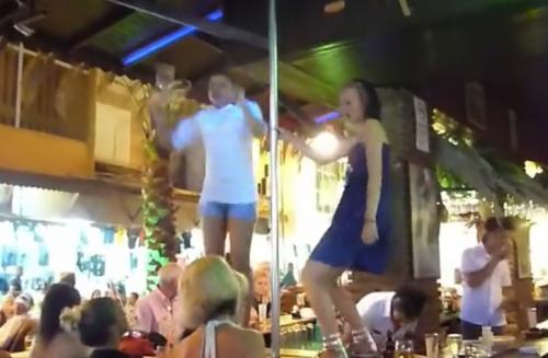 陽気に踊る女の子たち☆数秒後とんでもない事が！！！