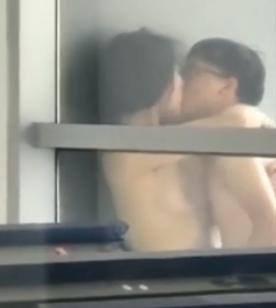 【 盗撮 】学校内で全裸セックスするバカップルをみんなでスマホ撮影！！！