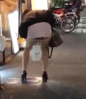 【 盗撮 】夜の歌舞伎町でパンツをはいたままおしっこする女を偶然撮影！！！