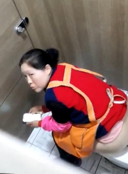 トイレをのぞいていたらおばちゃんに気付かれ逃走！！！