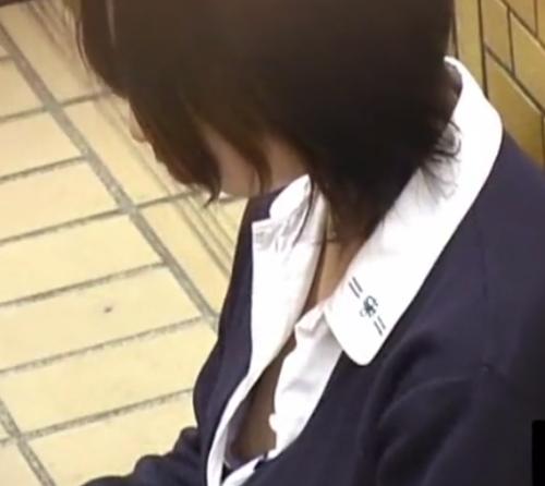 クラスメートの乳首を盗撮したったｗ