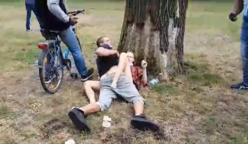 公園でセックスをするカップルを見つけてみんなで大騒ぎ！！！