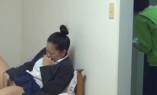 お母さんが掃除をする横で一生懸命オナニーをする娘！！！