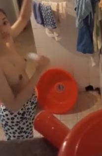 【 盗撮バレ 】かわいいベトナムの女の子☆お風呂盗撮がバレて逃走！！！