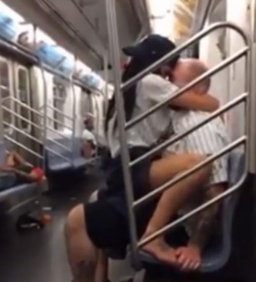 【 盗撮 】電車の中でセックス！激しくグラインドさせちゃう外国人の女の子！！！