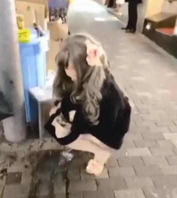 公衆の面前でおしっこ☆友達に実況中継されちゃう！！！