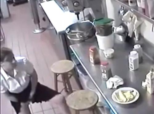 衝撃映像！フランクフルトをマンコに突っ込んでから客に出すヤバすぎる女性店員！！