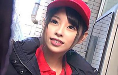 【素人】ピザのデリバリー店員を玄関先で即ハメ！ちんこに媚薬塗ってねじ込んだらめちゃくちゃ感じまくった