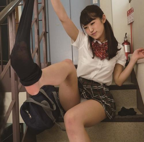 ＃JK＃阿由葉あみ　毎朝見かけるニーハイ太ももVパンチラ女子○生が可愛くてチ○ポ硬くしてたら、「おにいさんのスケベ。」とほっぺを膨らませて怒り顔。でもすぐにウルウルした目で僕を見つめてくる、ツンフワ小悪魔だった。