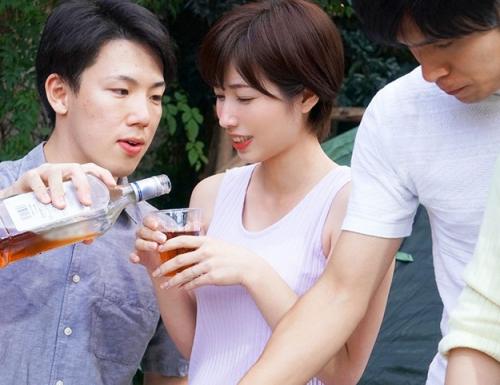 ＃人妻NTR　旦那が肉を焼いている14分間にテントの中で寝取られ続ける巨乳妻