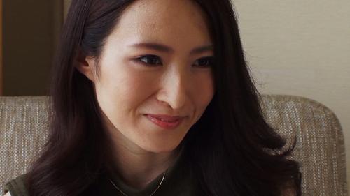 ＃人妻＃熟女　セックスで絶頂を経験したくて…男の命令にいいなりになって性器を晒し指マンで潮を吹かされた真性ドM妻。四つん這いになり激しい牝穴突きを受け、太ももまで愛液を濡らす。