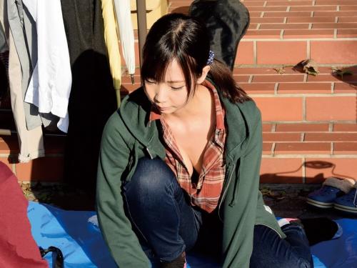＃人妻　フリーマーケット会場は、どこもかしこも大盛況で女子率高め。当然、こうなると胸チラ若妻がいっぱい！しかも、警戒心もゼロ！ということは、客になりすまして胸チラ見放題！【フリマの販売中で無防備になった若妻のこぼれ落ちそうな胸チラがエロすぎて見とれていたら…】