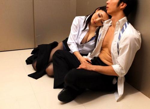 ＃女上司　突然停止したエレベーターで二人きりになったのをキッカケに毎日会社で痴女られるハメに。。