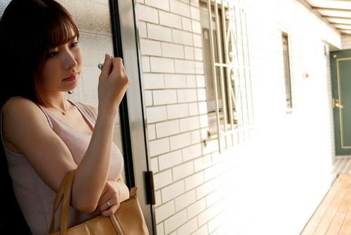 ＃深田えいみ＃人妻　退屈な日常…夫へ募る不信感が人妻に不貞をはたらかせる。鍵を落としたことがきっかけで隣人と密会を重ねる妻。欲求不満で乾いていた妻が、隣人の若い男と肉体を重ねるごとに潤いに満ちていく。