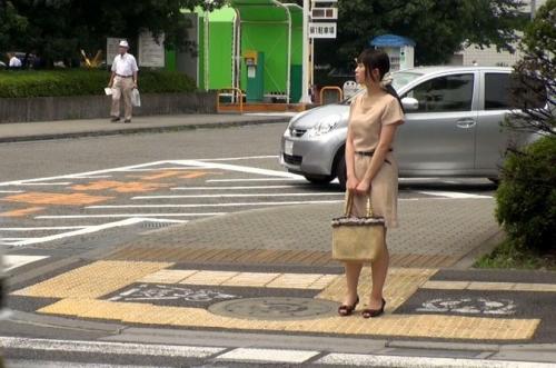 ＃人妻ナンパ　なんの変哲もない昼下がり。暇を持て余した人妻たちに住宅街で声を掛ける。ご近所の人妻と中出し乱交！