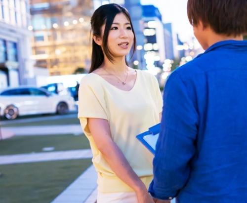 ＃人妻ナンパ　欲求不満の人妻をナンパして車内電マで行かせて大興奮！熱冷めやらぬところでホテルに移動して中出しSEX!
