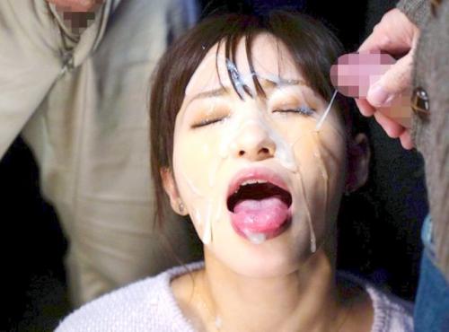 ＃痴漢願望の女「わたしは淫乱な牝犬です…満員電車の中で誰か触ってください」掲示板に投稿して男を誘い募集する美人ナース。入